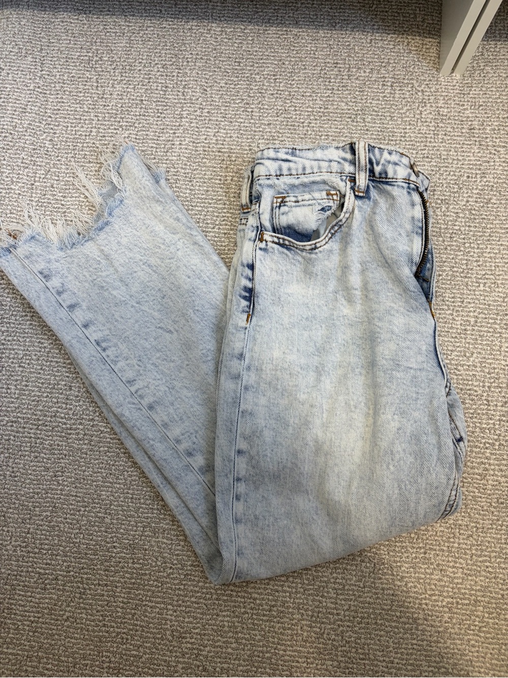 High-Rise Light Blue Women’s Jeans with Frayed Hem